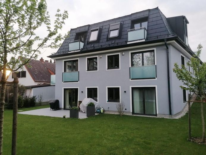 4-Zi.-Wohnung mit Terrasse und Garten in Kliniknähe – Rückansicht Haus mit Garten