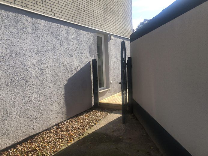 Zentral gelegene sanierte 2-Zimmer EG Wohnung Lev Schlebusch mit Terrasse – Zugang Terrasse vom Parkplatz