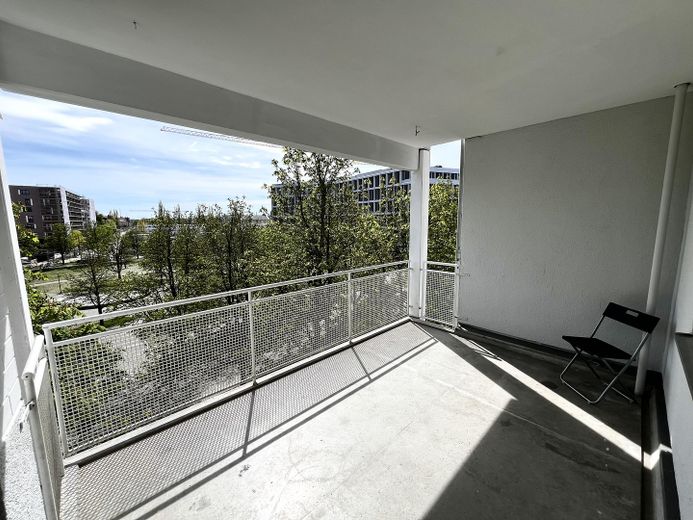 Top modernisierte, gut vermietete 4-Zimmer-Wohnung mit großem Balkon und Parkplatz – Balkon