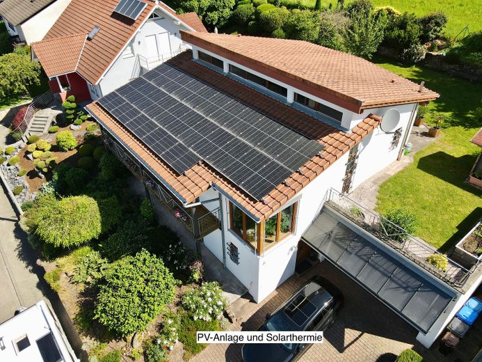 Freistehendes Niedrigenergie-EFH in Massivbauweise zwischen Pirmasens und Zweibrücken – PV-Anlage und Solarthermie