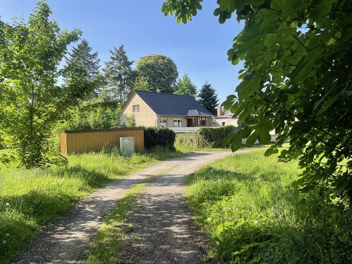 Haus mit Baugrundstück in Top Ortslage – Weg vom Waldsee