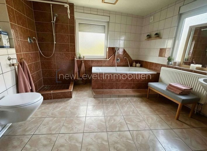 Mehrfamilienhaus | 4 Wohneinheiten | Großes Grundstück | Entwicklungspotenzial – Badezimmer