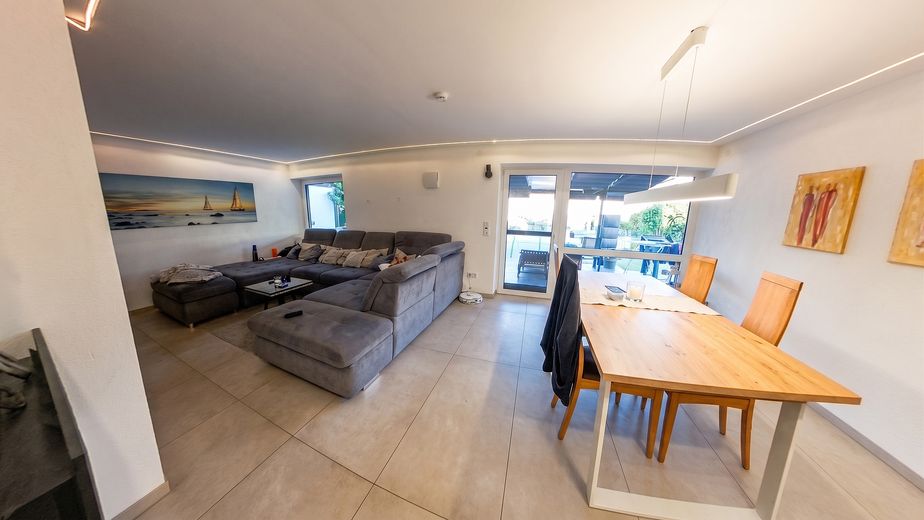 Modernisiertes Familienhaus mit Pool, Sauna, Flächenkühlung/Heizung, Smart Home & PV-Anlage – Wohn-Essbereich