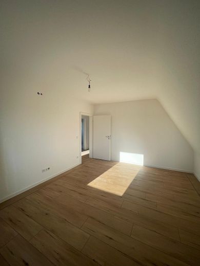 Attraktives Mehrparteienhaus mit 6 Wohneinheit in ruhiger Lage – Wohnzimmer