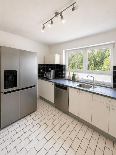 Großzügige 4-Zimmer-Maisonette Wohnung mit Hauscharakter, Garten und 2 Garagen – Küche