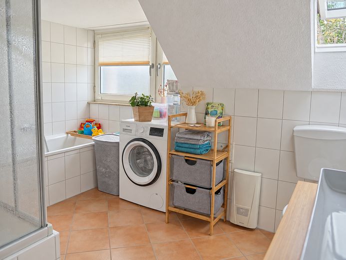 Umfangreich modernisierte 4-Zimmer-Wohnung mit großem Balkon + ca. 30qm2 Dachboden im Moltkeviertel – Bad mit Dusche und Wanne