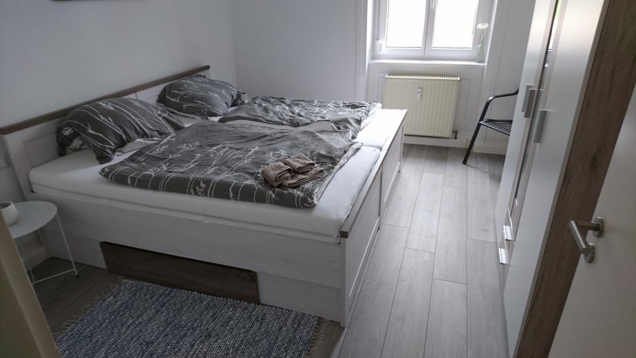 Zamieszkać. Wprowadzić się. Poczuć się jak w domu. Umeblowane mieszkanie w Aalen przy Stadtoval – Schlafzimmer