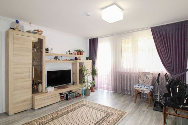 Appartement moderne de 3 pièces avec balcon et place de parking à Deichhorst – rénové et modernisé