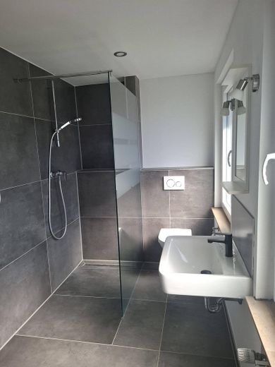 Maisonette-Wohnung, 5ZK2B, Balkon + Dachterrasse, ruhige Wohnlage von Bielefeld-Senne – Bad im Mittelgeschoss