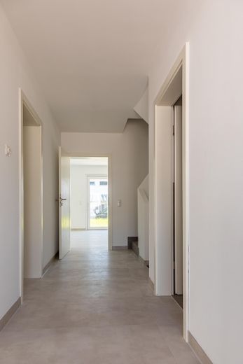Neubauhaus mit separatem Einliegerbereich, Garten & Doppelgarage – Flur (EG)
