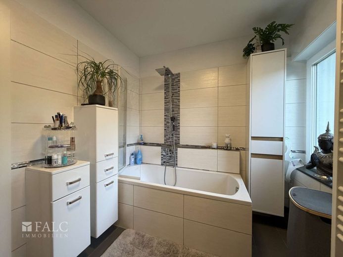 Helle Etagenwohnung mit Balkon und Tageslichtbad – Badezimmer