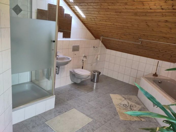 Energieeffizientes Einfamilienhaus - biologisch saniert und einzugsfertig – OG - Bad 1