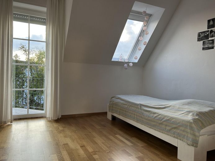 Güneşli güney bahçesi, ticari birimi ve çeşitli kullanım olanaklarıyla temsili villa – Schlafzimmer mit Balkon 1.OG