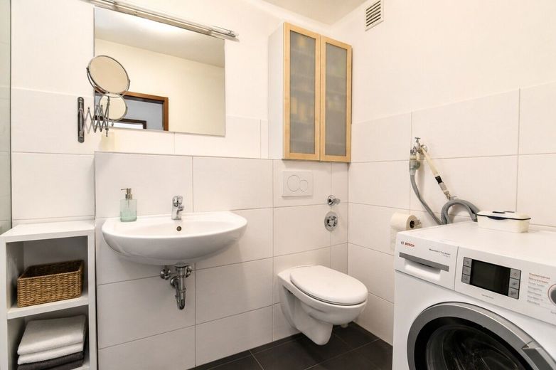 Fast wie im Penthouse - 3 Zi Wohnung + Stellplatz TG u. Wallbox. – Badezimmer mit Dusche und Waschmaschinenanschluss