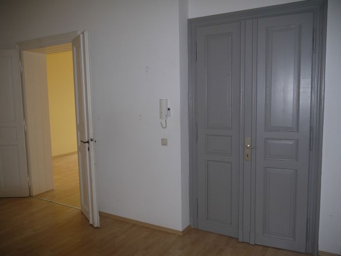 DD-Cotta: Attraktive, großzügige 4-Raum-Wohnung mit Einbauküche und privatem Gartenanteil ! – Diele