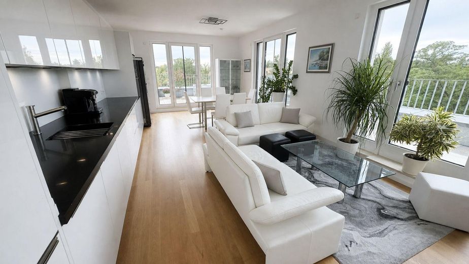 Dachgeschosswohnung mit Penthouse-Feeling – Blick in den Wohnbereich