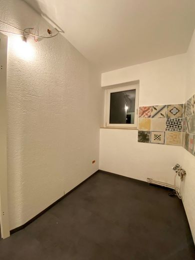 Ruhige Renovierte 2 Zimmer Wohnung – Küche