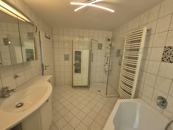 Außergewöhnliches Mehrfamilienhaus mit Aussicht und Ausblick – Bad EG