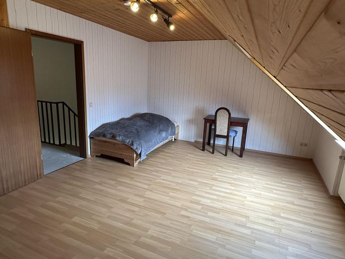 Großzügiges Reihenmittelhaus mit Kaminoption, Garage, Keller & Glasfaser in Kiel-Russee – DG großes Zimmer
