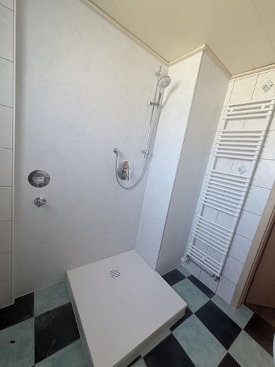 zentral gelegene, frisch renovierte 2-Zi. Wohnung – Bad_