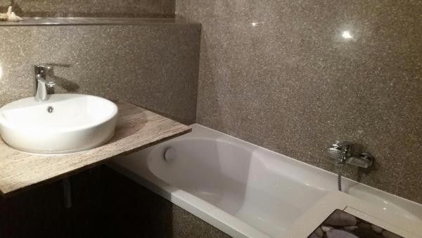 GESCHMACKVOLL EINGERICHTETE WOHNUNG IN SIERKSDORF, STRANDNÄHE, PROVISIONSFREI – Natursteinbad