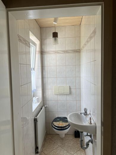 Ahır, garajlar ve büyük bahçeye sahip 2 ailelik ev – Obergeschoss Toilette
