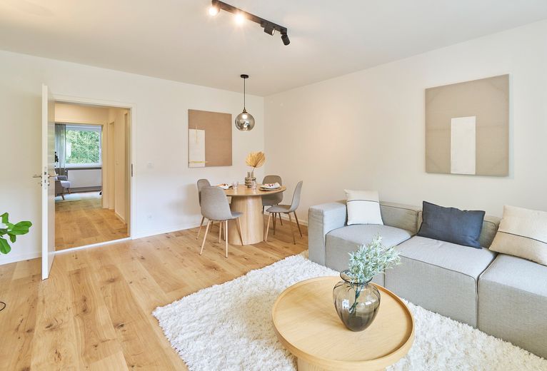 Prima occupazione dopo la ristrutturazione: luminoso appartamento di 3 locali con cortile interno verde e balcone soleggiato – da privato – Wohnzimmer - Originalfoto