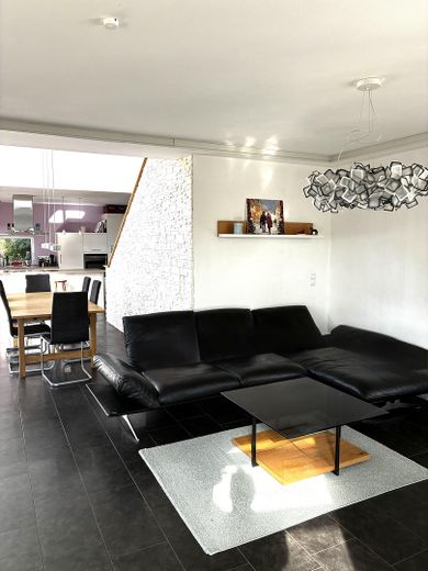 Casa moderna con un gran jardín – Wohnzimmer / Essbereich