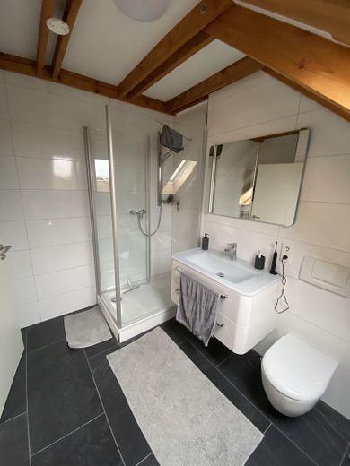Moderne 3-Zimmer-Maisonette mit 3 Balkonen, Garage & Panoramablick über Würzburg – Foto 12