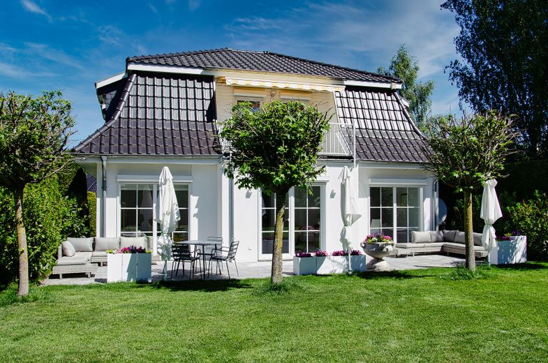Luxuriöse Marmorvilla am Leading Golf Club Seddiner See - Landhausvilla vor den Toren Berlins – Gartenansicht Süd