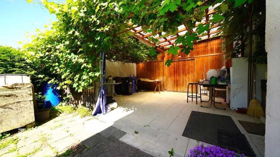 Leben, Wachsen und Wohlfühlen - wenn Wohnen mehr sein darf - FALC Immobilien – Überdachte Terrasse