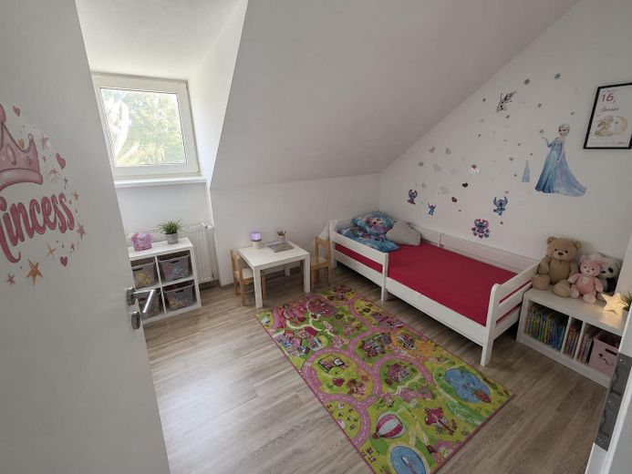 Modernisierte Dachgeschosswohnung – Kinderzimmer 1 (eingerichtet)