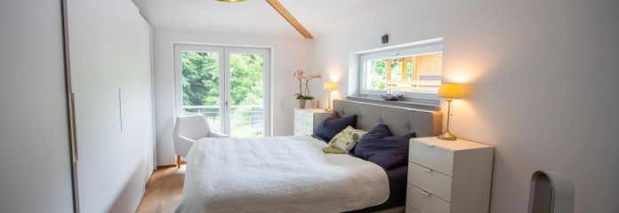 Moderne Doppelhaushälfte am Wörthsee – Masterbedroom