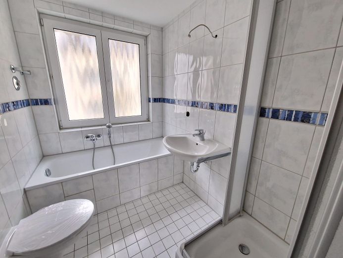 3,5 Raum-Whg. City, 2 Balkone, modernisiert, Bad: Wanne + Dusche + Fenster – Badezimmer mit Dusche + Wanne