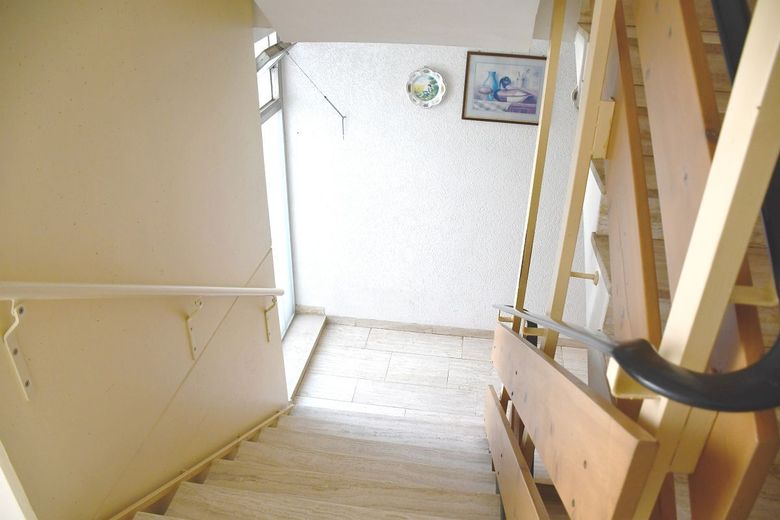 Sonnige 2-Zimmer-Eigentumswohnung mit Balkon und Pkw-Stellplatz in Büttelborn – helles Treppenhaus