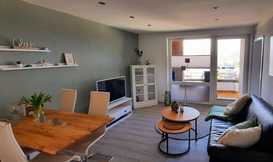 Einzigartige Ferienwohnung mit beidseitigem Ostseeblick-Toplage Orth/Fehmarn-provisionsfrei – Blick vom hellen WZ auf Hafen