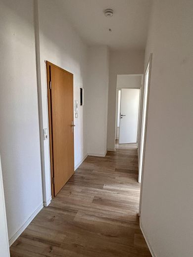 frisch renovierte Wohnung mit Wanne & Dusche & Stellplatz bei Bedarf – Flur