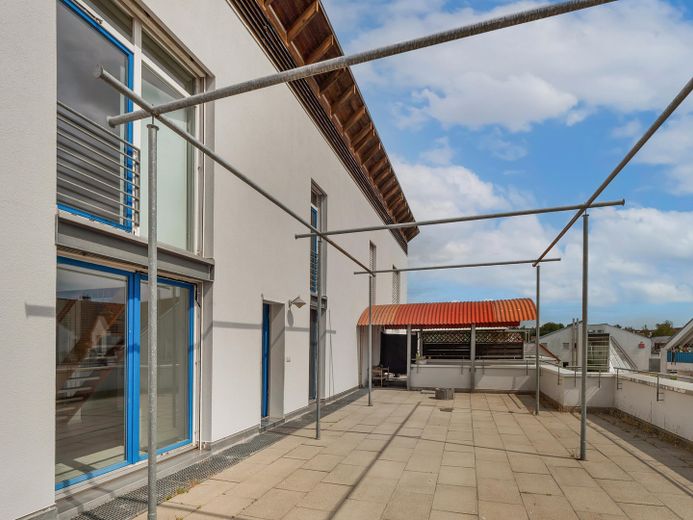 Ampio appartamento su due livelli con grande terrazza sul tetto e posto auto in garage sotterraneo a Gottmadingen – Terrasse
