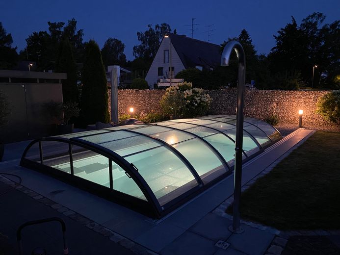 Beste Wohnlage und hochwertige Ausstattung, Garten Süd-West Ausrichtung mit Pool – Pool mit Beleuchtung