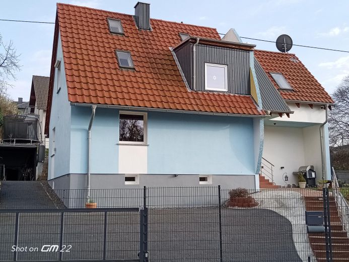 freistehendes Einfamilienhaus mit Einliegerwohnung, saniert und voll möbliert – Straßenansicht von links