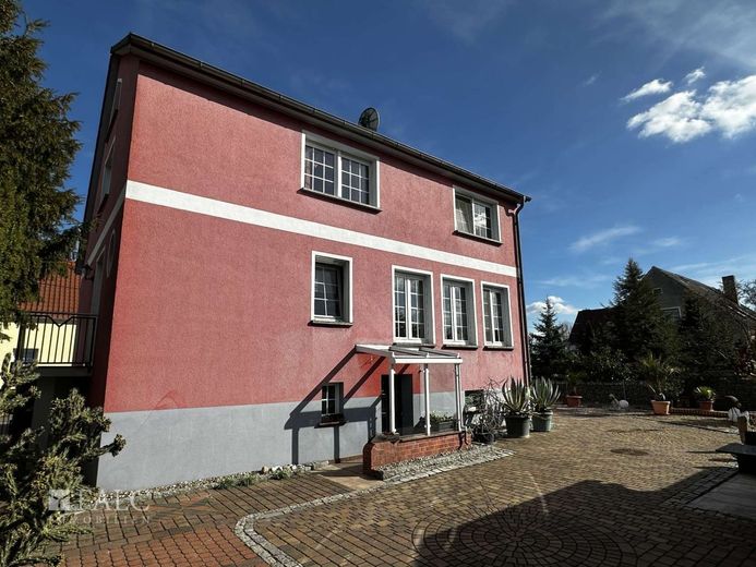 *Reserv.* Familienfreundliches Einfamilienhaus mit großem Grundstück und Doppelgarage – Rückansicht Haus