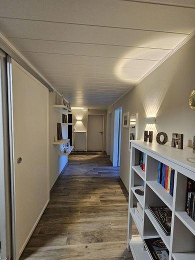 Immobile meravigliosamente situata con molteplici possibilità di utilizzo – Flur Souterrain