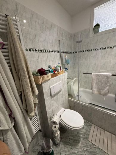 Old-Building Dream in Leipzig-Gohlis Mitte: Spacious 3-room apartment (88 m²) with stylish character – Bad