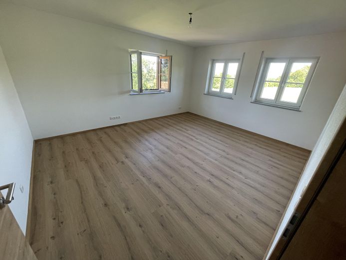 Appartamento con 4 locali al 1° piano, giardino e terrazza, nuova costruzione di 103 m2 a Fridolfing, canone di locazione senza spese 1150€ – Zimmer 2