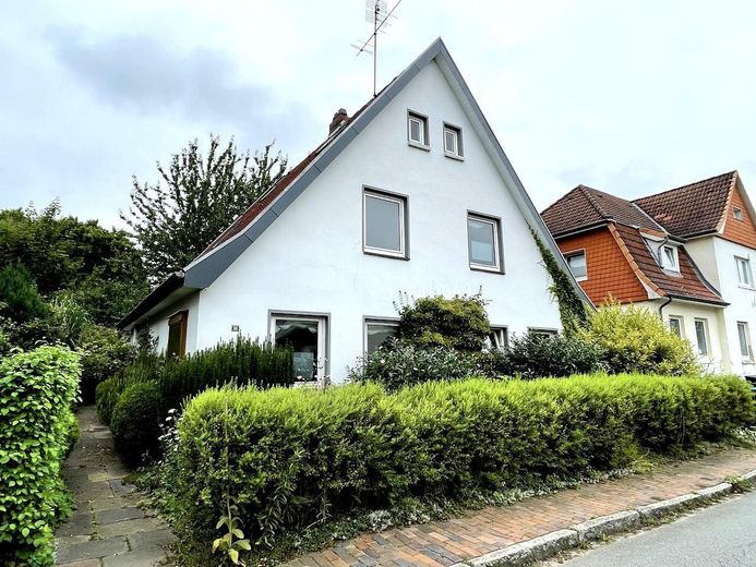 Charmantes Einfamilienhaus mit Garten in begehrter Wohnlage – Frontseite mit Hauszugang