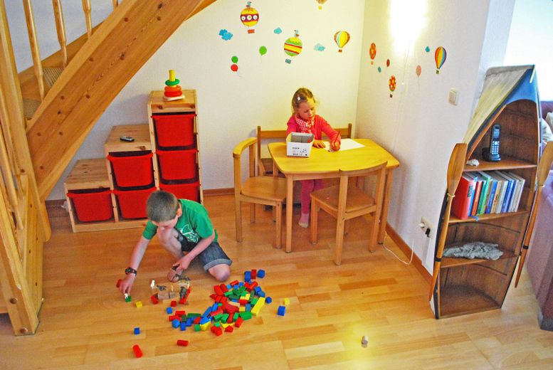Kinder-Spielecke unter Treppe