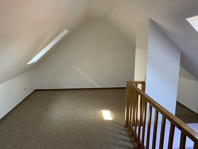 Helle 2-Raum-Dachgeschosswohnung mit Einbauküche im Herzen von Altenburg – Schlafbereich