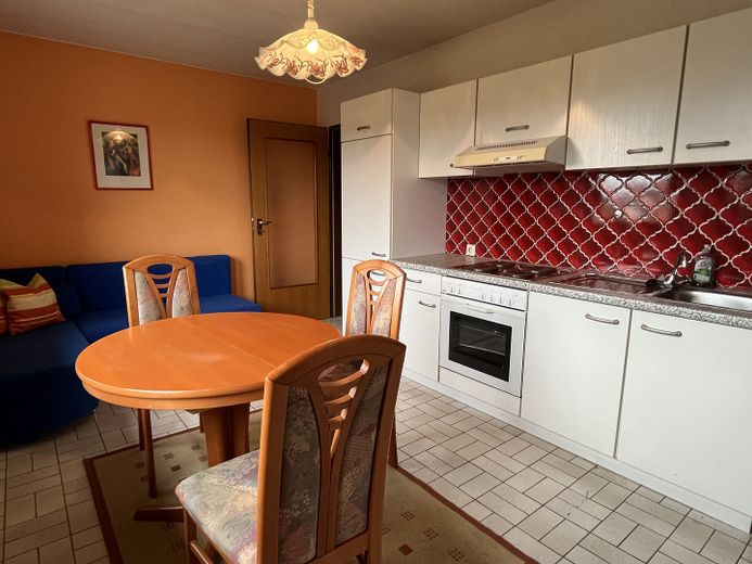 Teil-Möblierte 1,5-Zimmerwohnung mit schönem Blick ins Tal von Meisenheim – Wohnen/ Essen/ Küche
