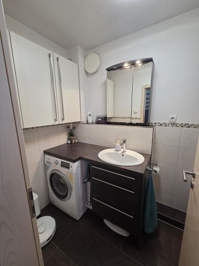 Hausgefühl statt Wohnung: Moderne 3-Zi.-Maisonette mit Garten, Terrasse & Balkon (BJ 2013) – Gäste-WC