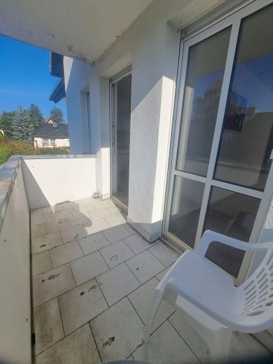 غرفتان مع مطبخ معيشي واسع وشرفة وموقف سيارات في موغيلهايم – Balkon
